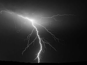 雷雲の空と稲妻