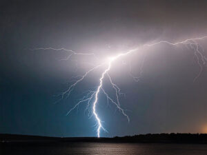 雷雲の空と稲妻