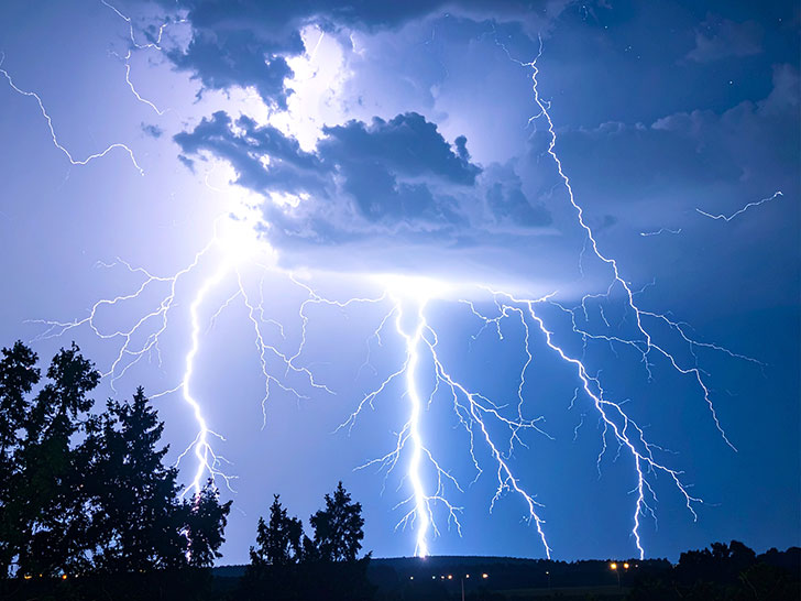 雷雲の空と稲妻