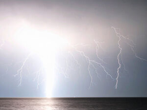 雷雲の空と稲妻