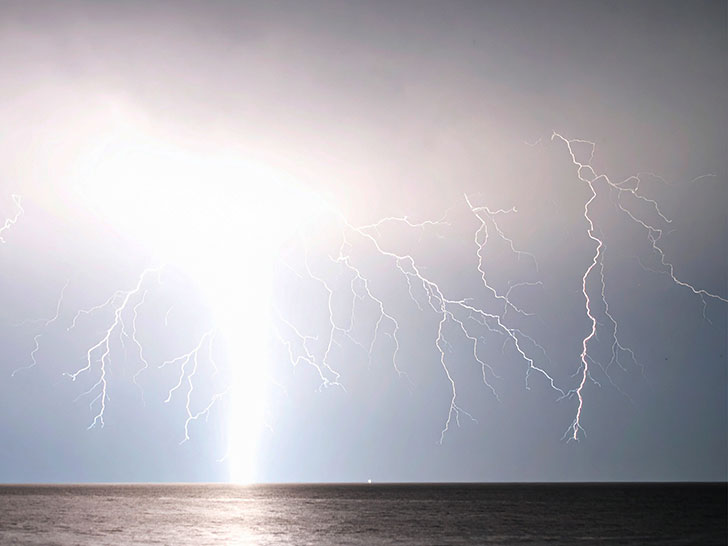 雷雲の空と稲妻