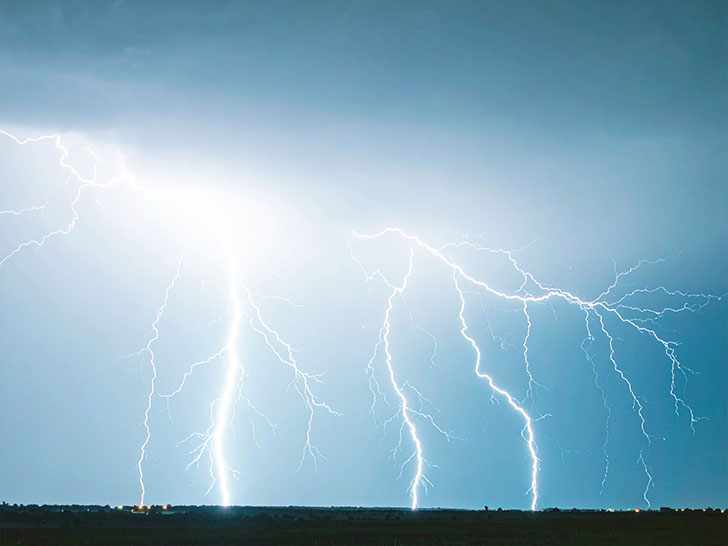 雷雲の空と稲妻