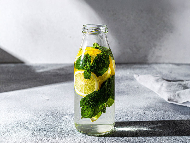 レモンとミント入りの水が入ったボトル