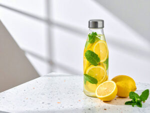レモンとミント入りの水が入ったボトル