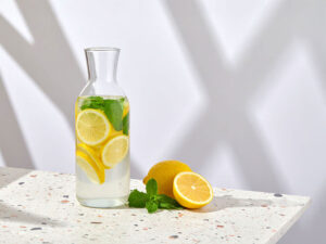 レモンとミント入りの水が入ったボトル