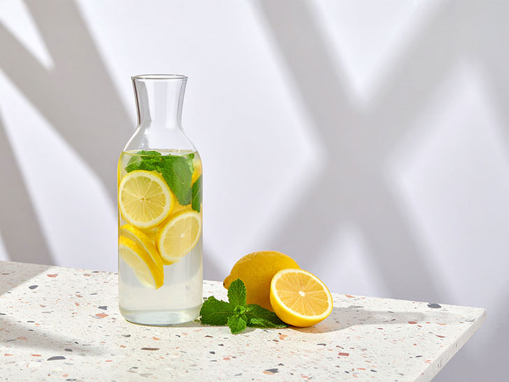レモンとミント入りの水が入ったボトル