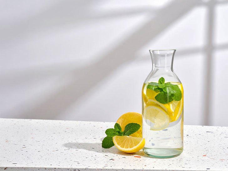 レモンとミント入りの水が入ったボトル