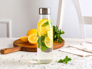 レモンとミント入りの水が入ったボトル